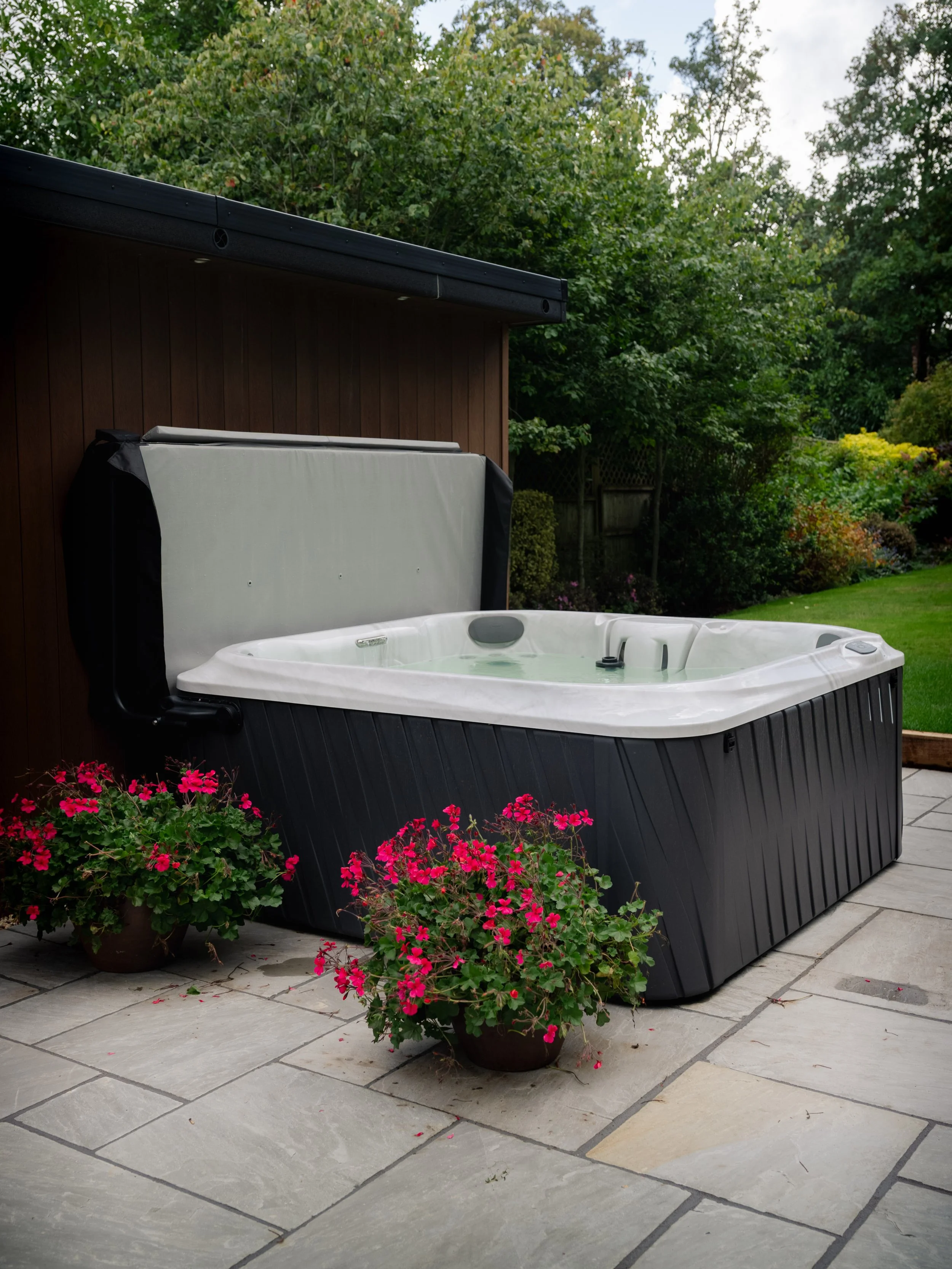 Hot tub installers in surrey, berkshire, hampshire, finchampstead, ascot.