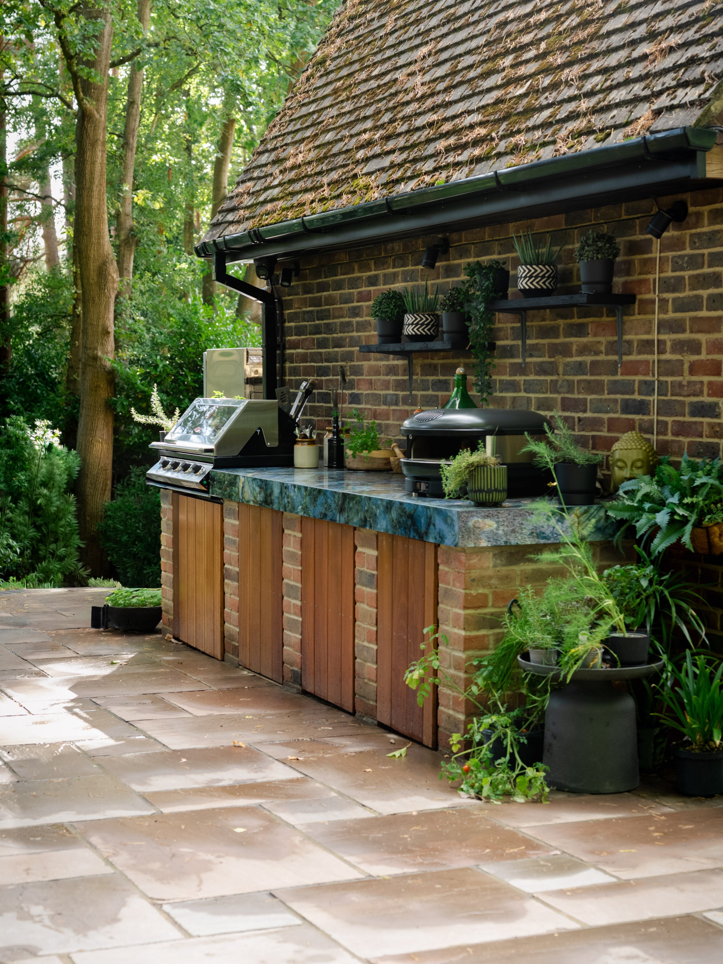 Outdoor Kitchen build and install by a garden design and landscaping serving surrey, hampshire, berkshire, camberley, ascot, london and surrounding areas. 
