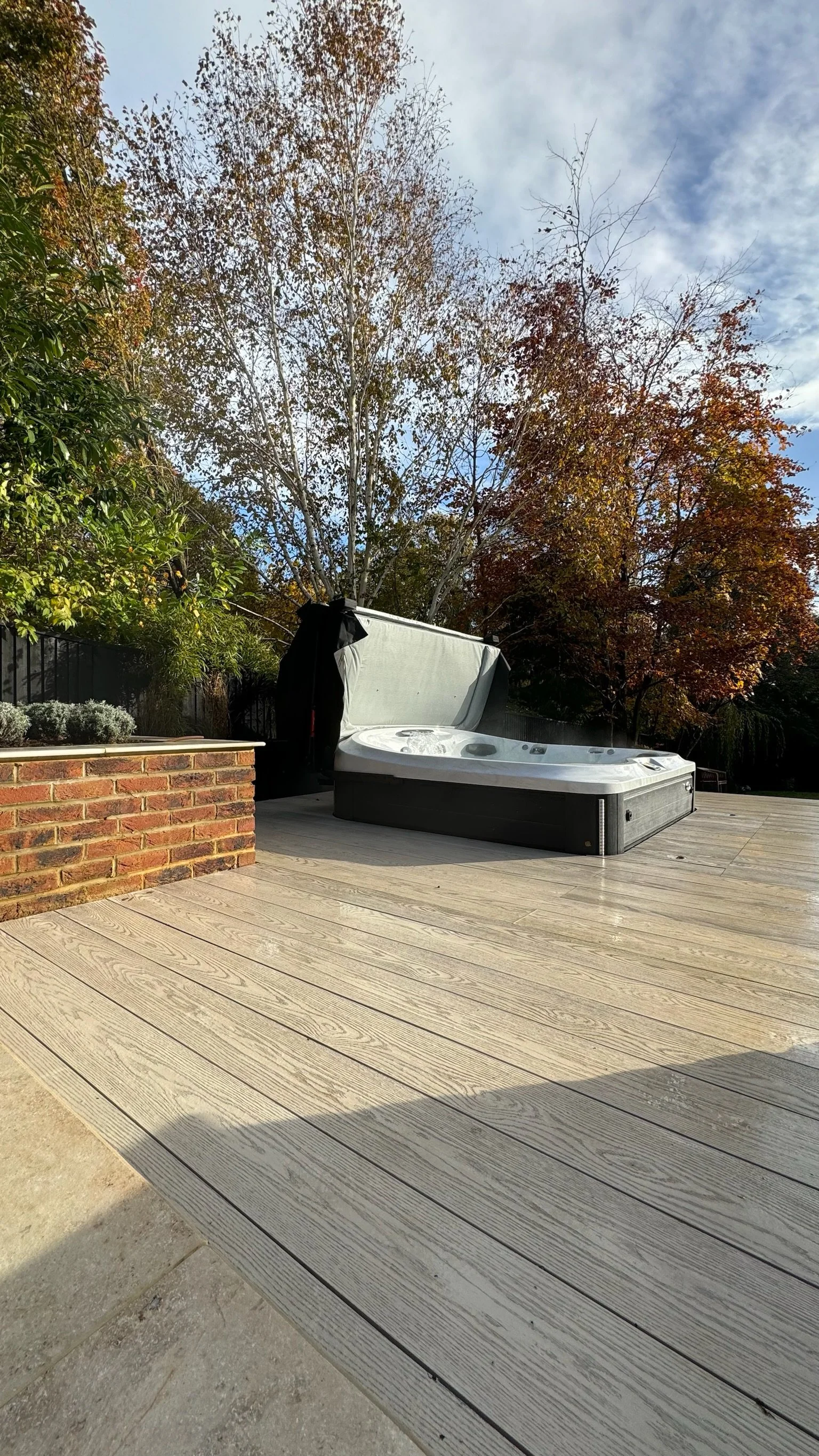 Esme is a garden design & landscaping company serving surrey, hampshire, berkshire, camberley, london & surrounding areas. We build bespoke outdoor living spaces with a hot tub, swim spas, outdoor kitchens, pergola and more.