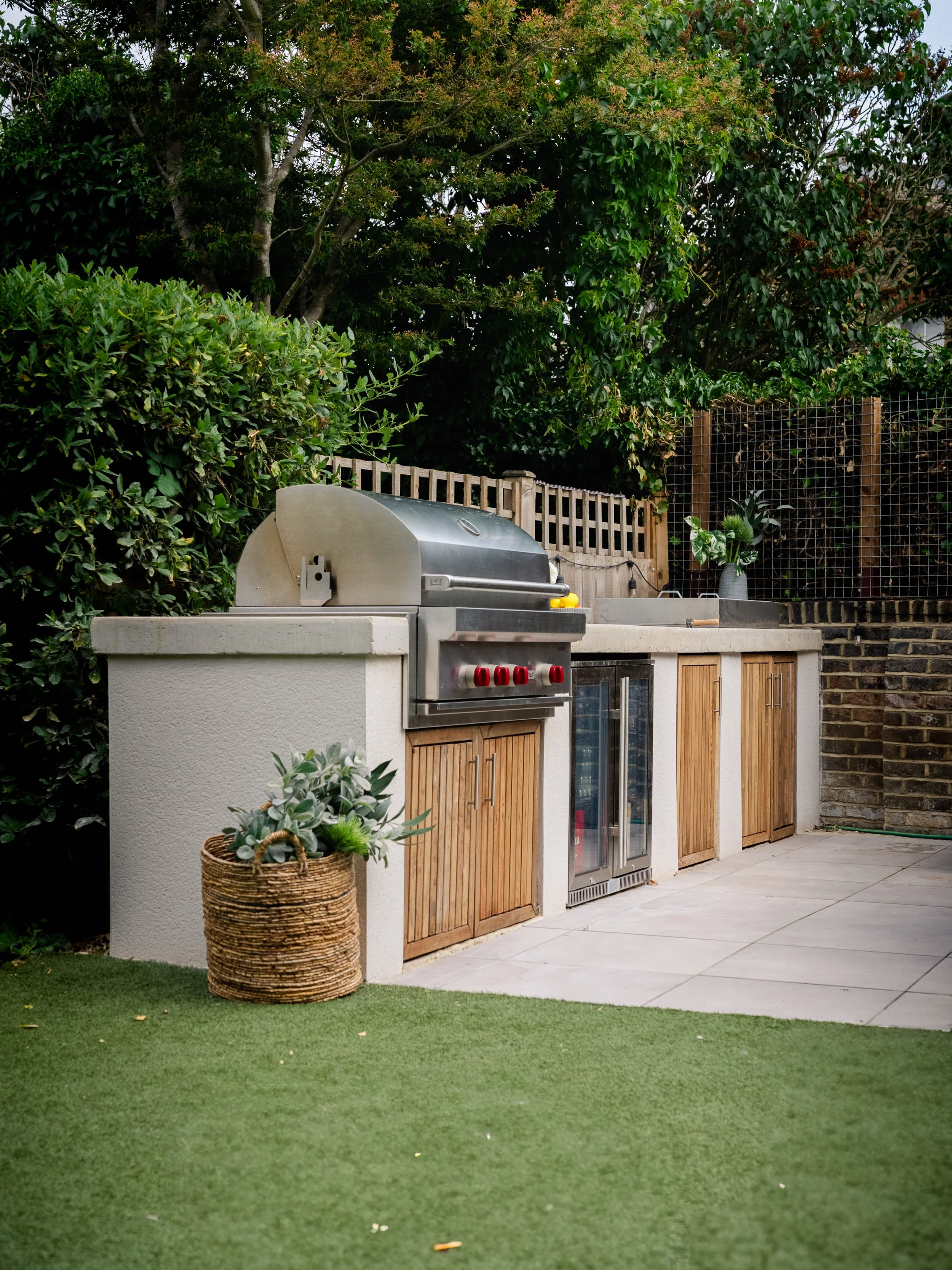 Outdoor Kitchen build and install by a garden design and landscaping serving surrey, hampshire, berkshire, camberley, ascot, london and surrounding areas. 