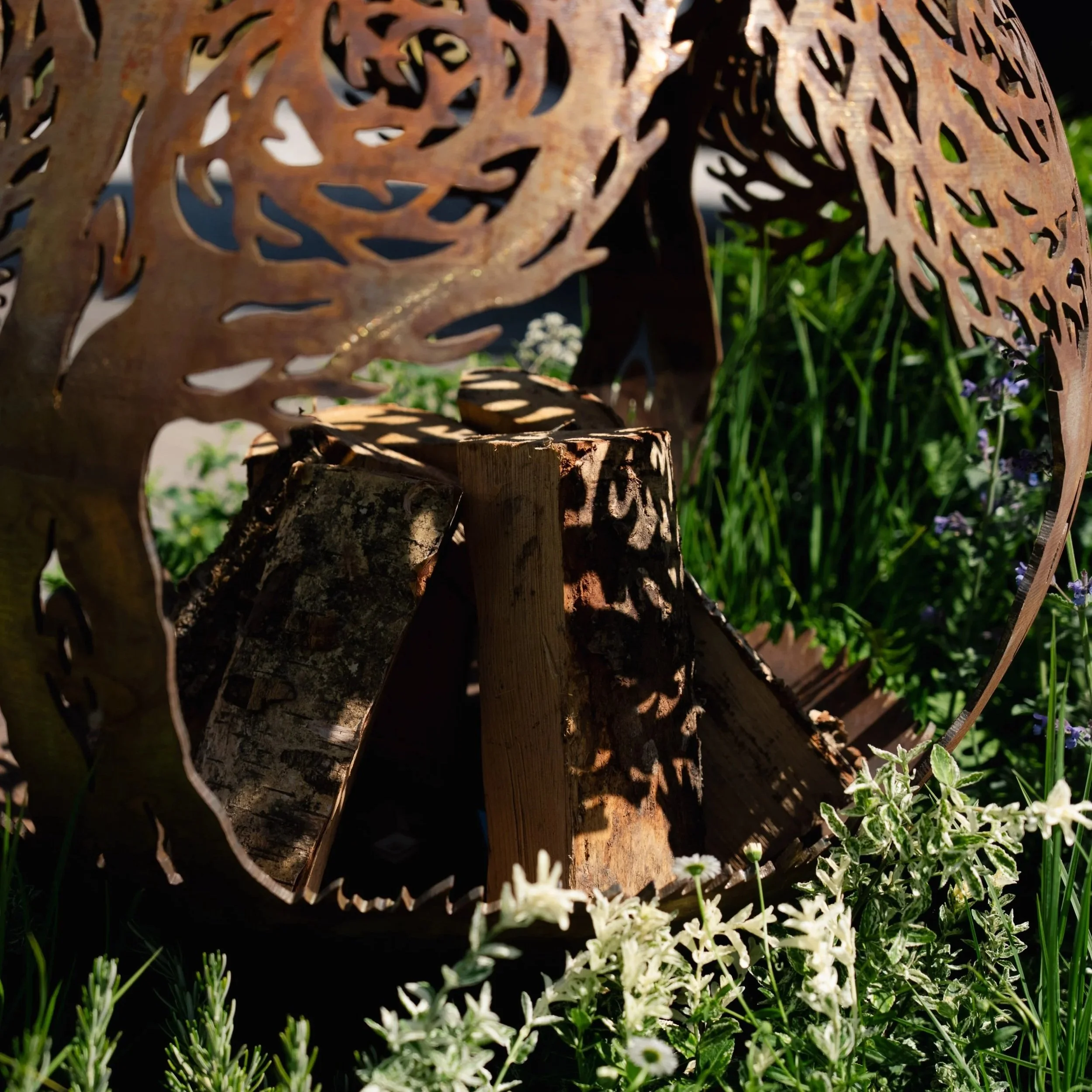 Learn how to start a garden from scratch with our expert step-by-step guide. Discover planning, planting, soil preparation and landscaping tips from professional garden designers and landscapers serving Surrey, Berkshire and Hampshire..