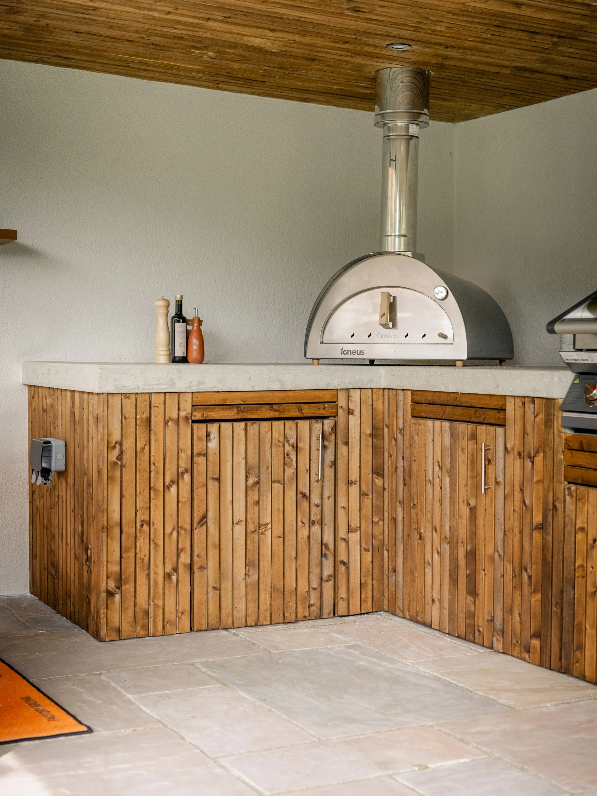 Outdoor Kitchen build and install by a garden design and landscaping serving surrey, hampshire, berkshire, camberley, ascot, london and surrounding areas. 