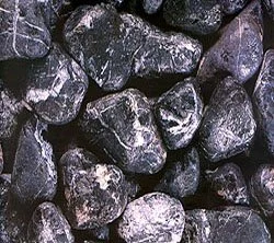 Schwarze, glatte Steine