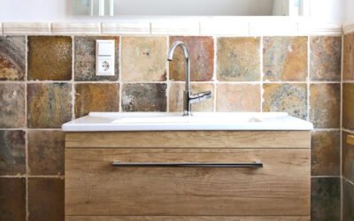 Waschtisch mit Holzoptik in einem Badezimmer mit bunten Fliesen