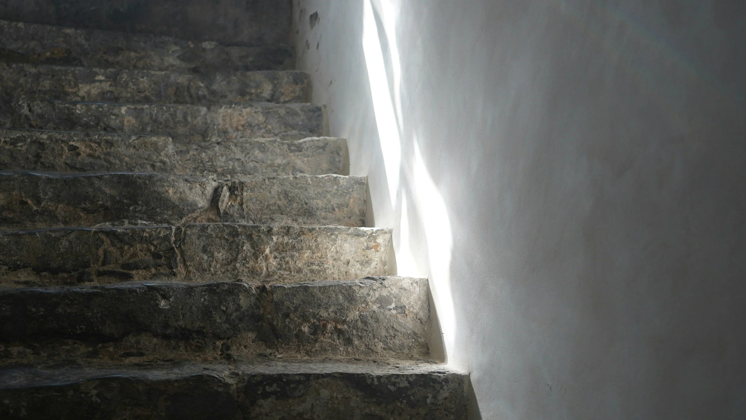 Stein- und Betontreppe mit Schatten an der Wand