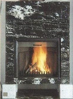 Kamin mit brennendem Feuer in einer schwarzen Marmorumrandung.