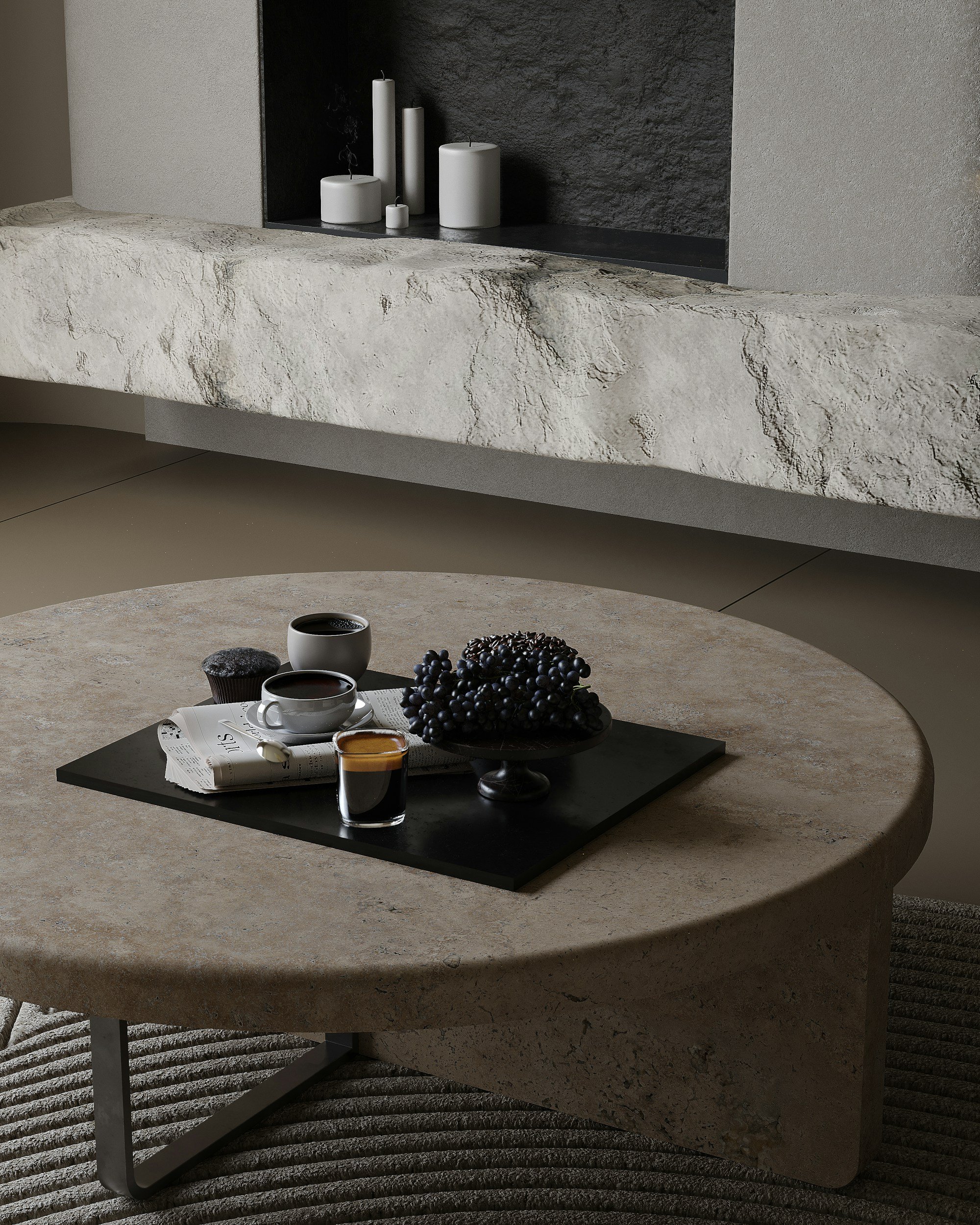 Ein Wohnzimmer mit einem runden Kaffeetisch, auf dem sich eine Schale mit Trauben, zwei Kaffeetassen, ein Muffin, ein Glas Kaffee, und eine Zeitung befinden. Im Hintergrund eine Wand mit Kamin, Kaminholz und Kerzen.