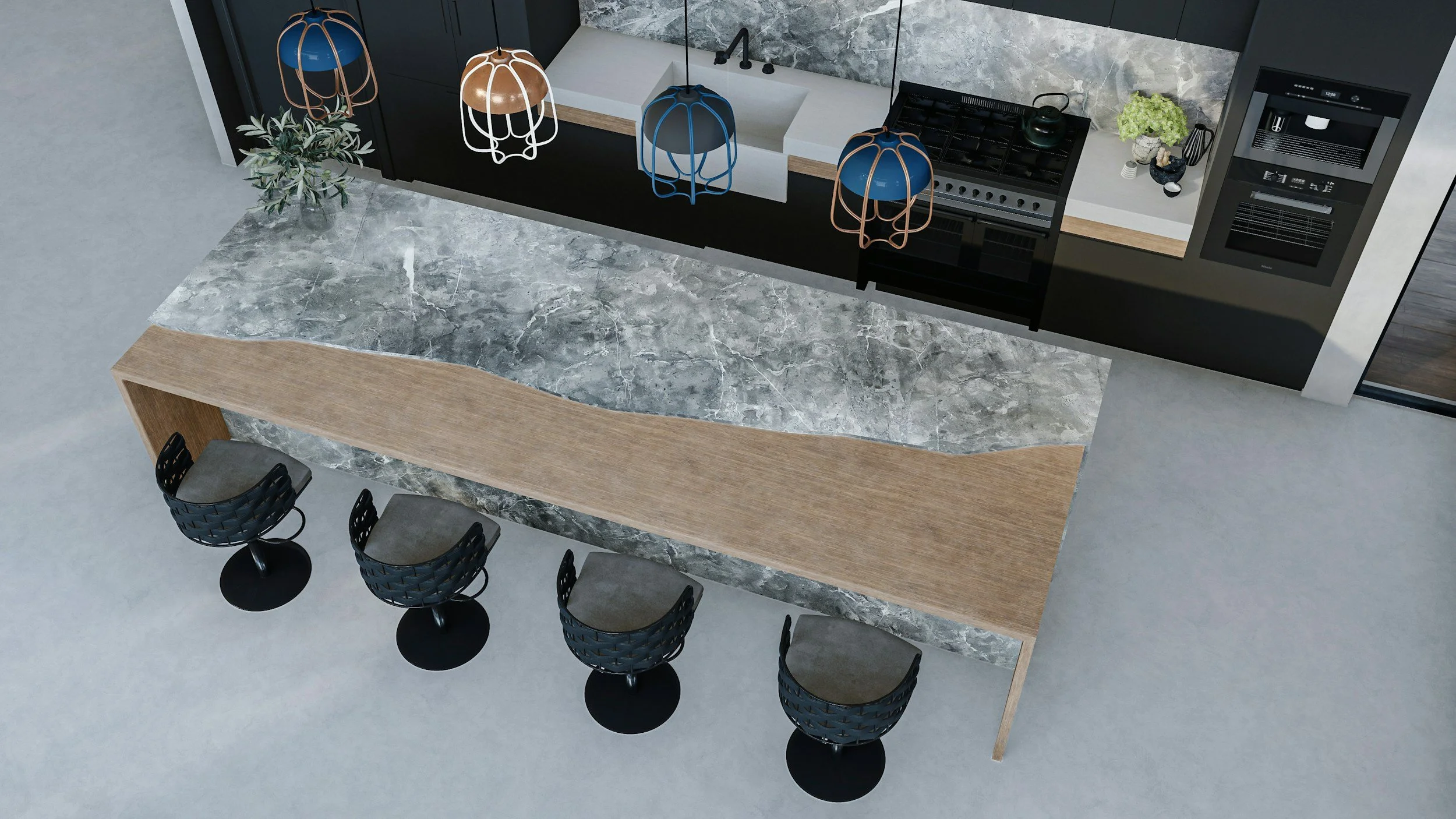 Heller Küchenbereich mit einer großen Insel aus grauem Marmor und Holz, vier Barhockern mit schwarzen Gestellen und beigem Sitz, dunkle Oberschränke, offene Regale, eine Spüle über der Insel, eine Herdplatte, Küchengeräte, grüne Pflanze und moderne B