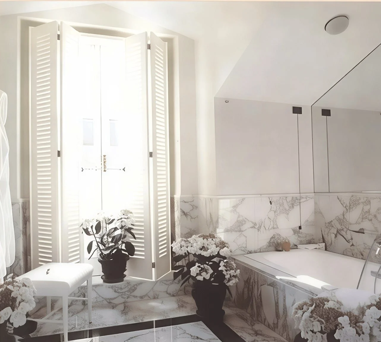 Weißes Badezimmer mit Marmorstil auf Wänden und Boden, große Fenster mit weißen Jalousien, Badewanne, Pflanzen mit weißen Blumen, aber es sind keine Personen im Bild.