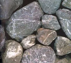 Gravierte Steine in verschiedenen Größen.