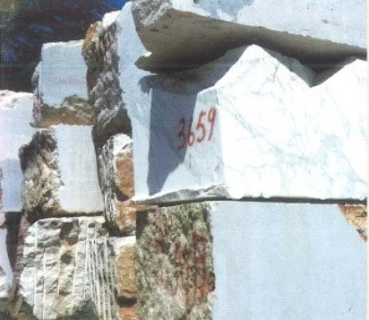 Nahaufnahme einer Steinmauer mit weißen, rostigen und grauen Steinen, beschriftet mit roter Zahl '259'.