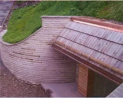 Klangmauer aus Ziegeln mit einer schrägen Dacheindeckung