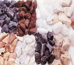 Verschiedene bunte Steine in den Farben lila, braun, weiß, beige und schwarz