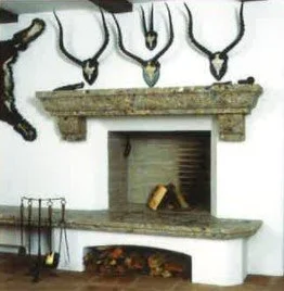 Kamin mit Holzhaufen und Dekorationen an der Wand