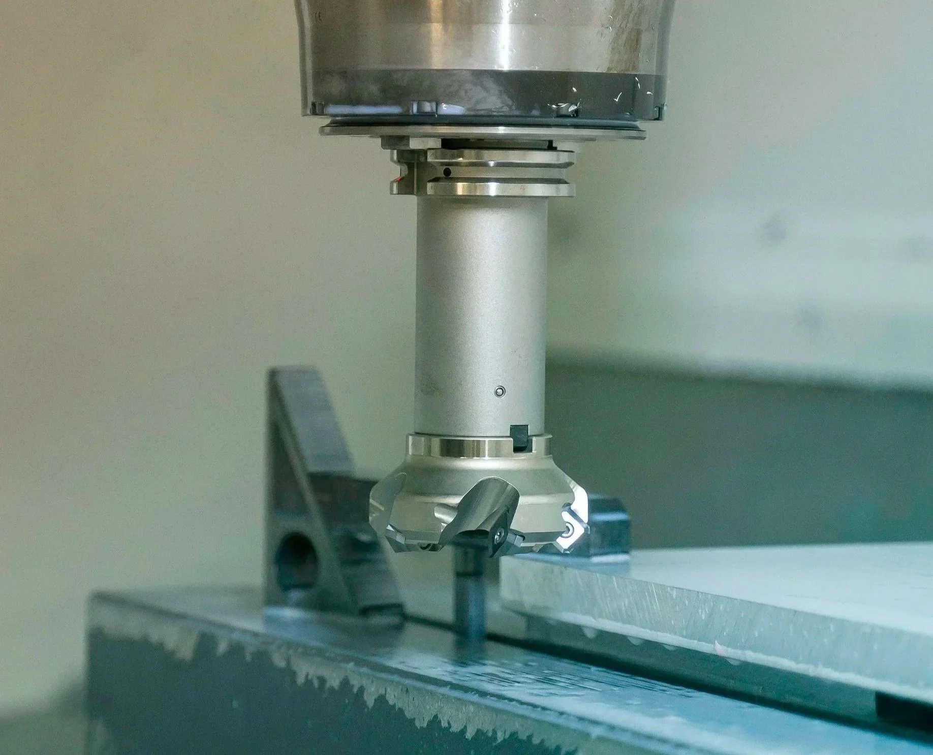 Nahaufnahme eines technischen Geräts mit Metallteilen, wahrscheinlich in einer industriellen oder laborähnlichen Umgebung.