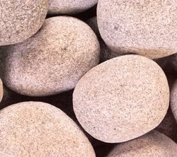 Runde, glatte Steine in verschiedenen Grautönen