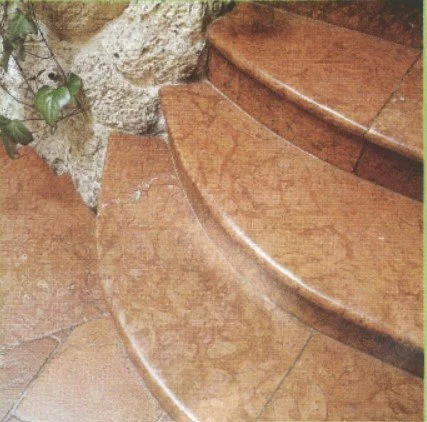 Holztreppenstufen auf Keramikfliesen neben einer Steinwand und einer Pflanze.