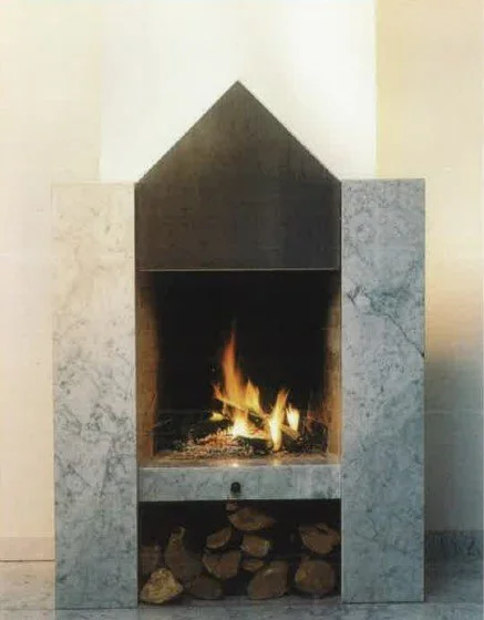 Ein Kamin mit Flammen und Brennholz darin.