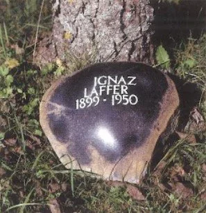 Grabstein für Ignaz Laffer, 1899-1950, vor einem Baum im Freien
