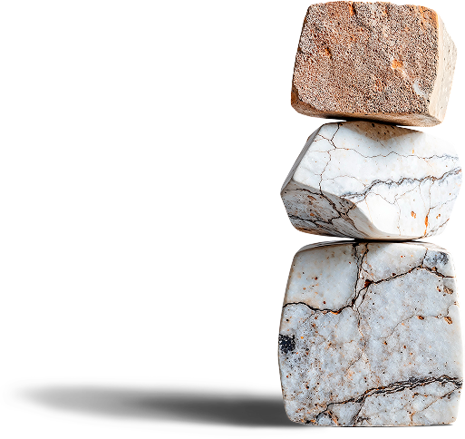 Drei unterschiedlich große Steine oder Marmorblöcke übereinander gestapelt auf schwarzem Hintergrund.