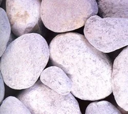 Haufen von glatten, hellgrauen Steinen