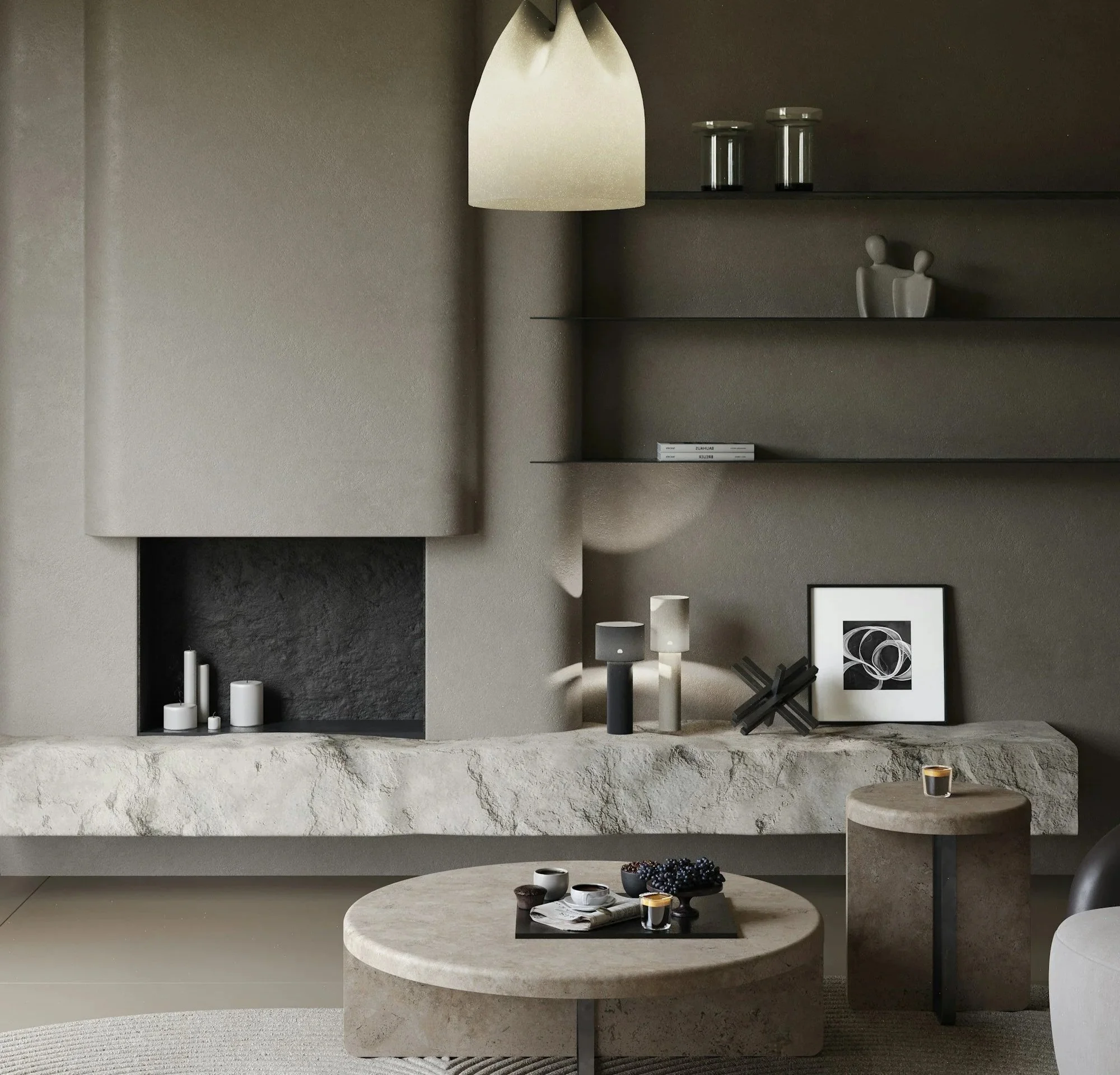 Zeitgenössischer Wohnraum mit dunklen Regalen, Kerzen, Skulpturen, Wandkunst und einem Feuerbereich, alles in neutralen Tönen.