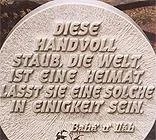 Ein steinernes Denkmal mit einer deutschen Inschrift