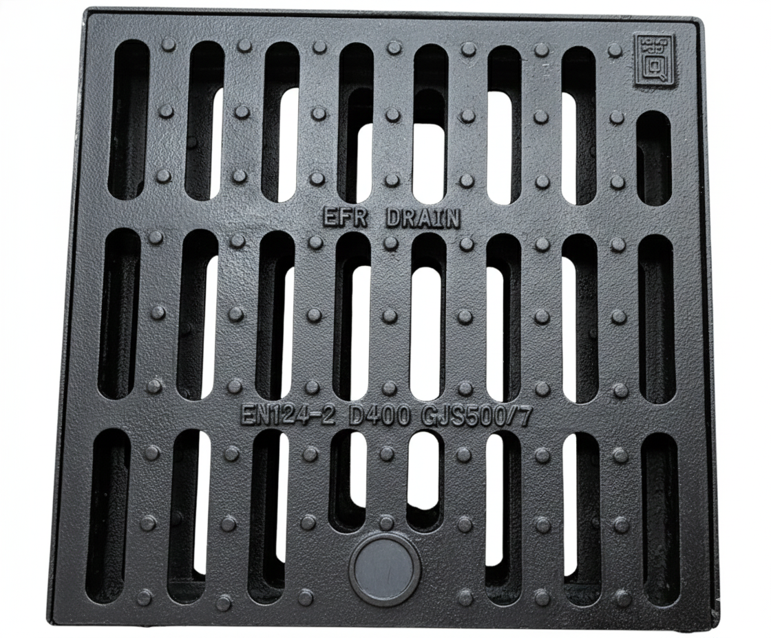 Grille d'égout en métal noir avec des lattes rectilignes, inscriptions 'EFR DRAIN' et conformités réglementaires.