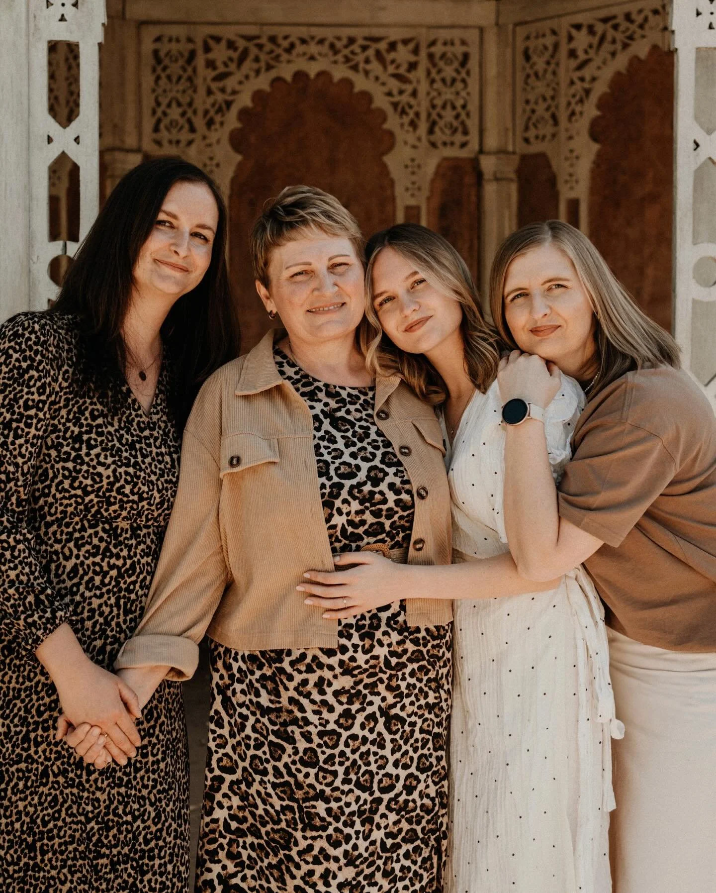 &bdquo;Ein Teil von mir tr&auml;gst du in dir&hellip;&ldquo;

Bald ist Muttertag und ich fand dieses Shooting so besonders.
&Ouml;fters fotografiere ich Familien mit kleinen Kindern - und diese kleinen, besonderen Augenblicke festzuhalten, ist einfac