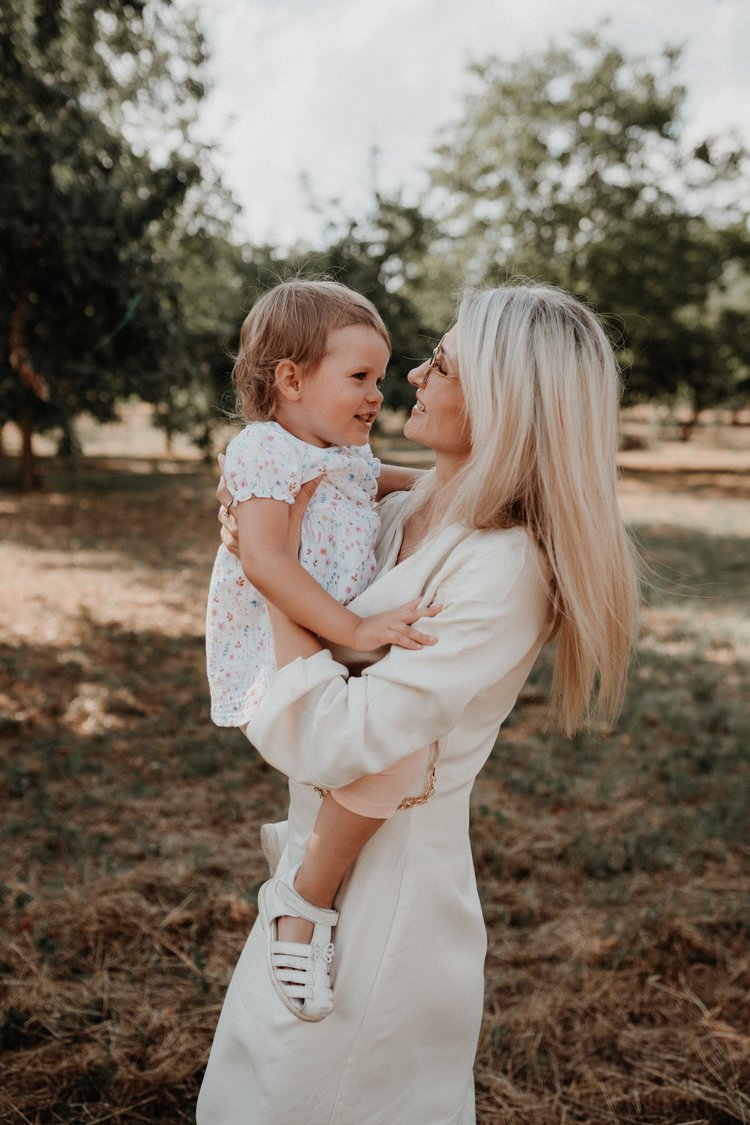 Mutter und Tochter lachen sich Nase an Nase an