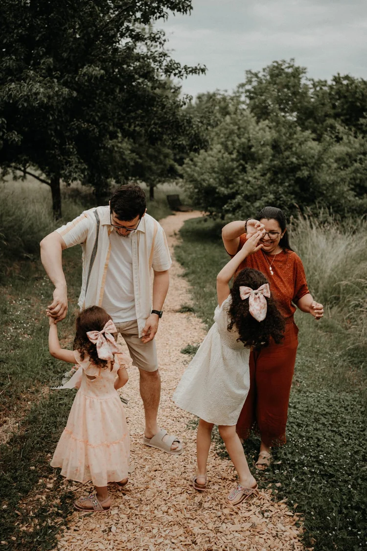 Familie unterwegs im Grünen während des Minishootings
