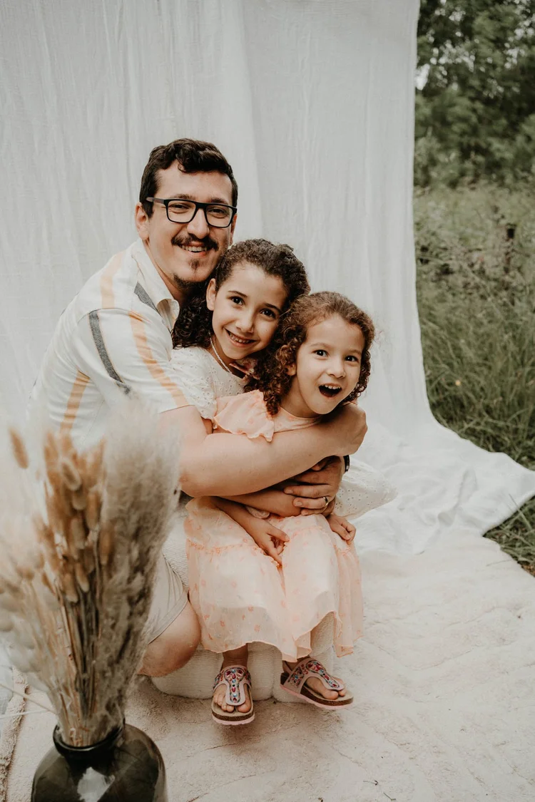 Familie genießt einen entspannten Moment beim Shooting