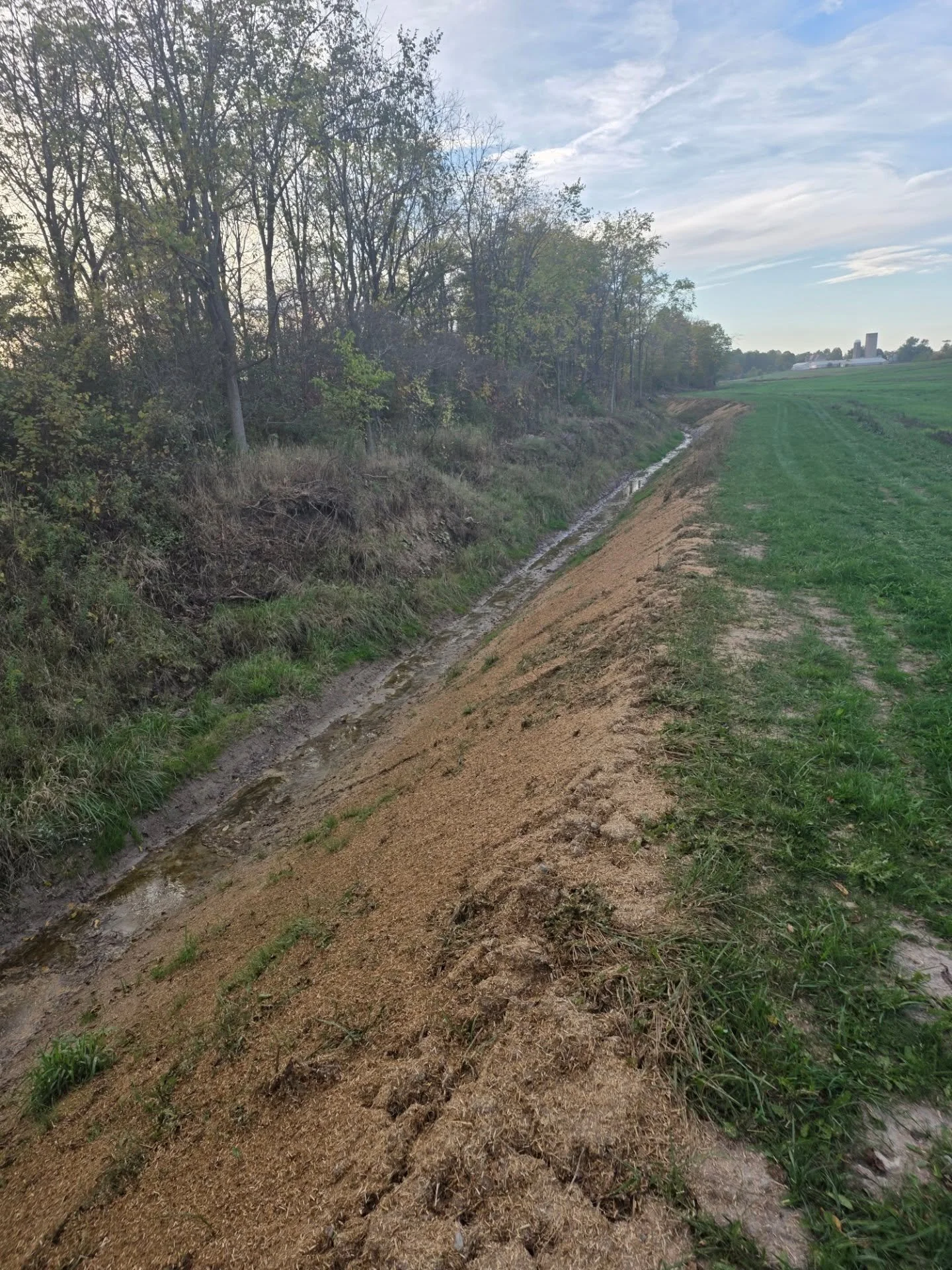Trying out some plantae topsoil armor (wood fiber, hemp, biotic amendments, tackifier) on this large drainage project near parkhill. Plantae is a canadian manufacturer who uses no dye. More to come next week. #plantae #bioticsoilmedia #hydromulch #hy