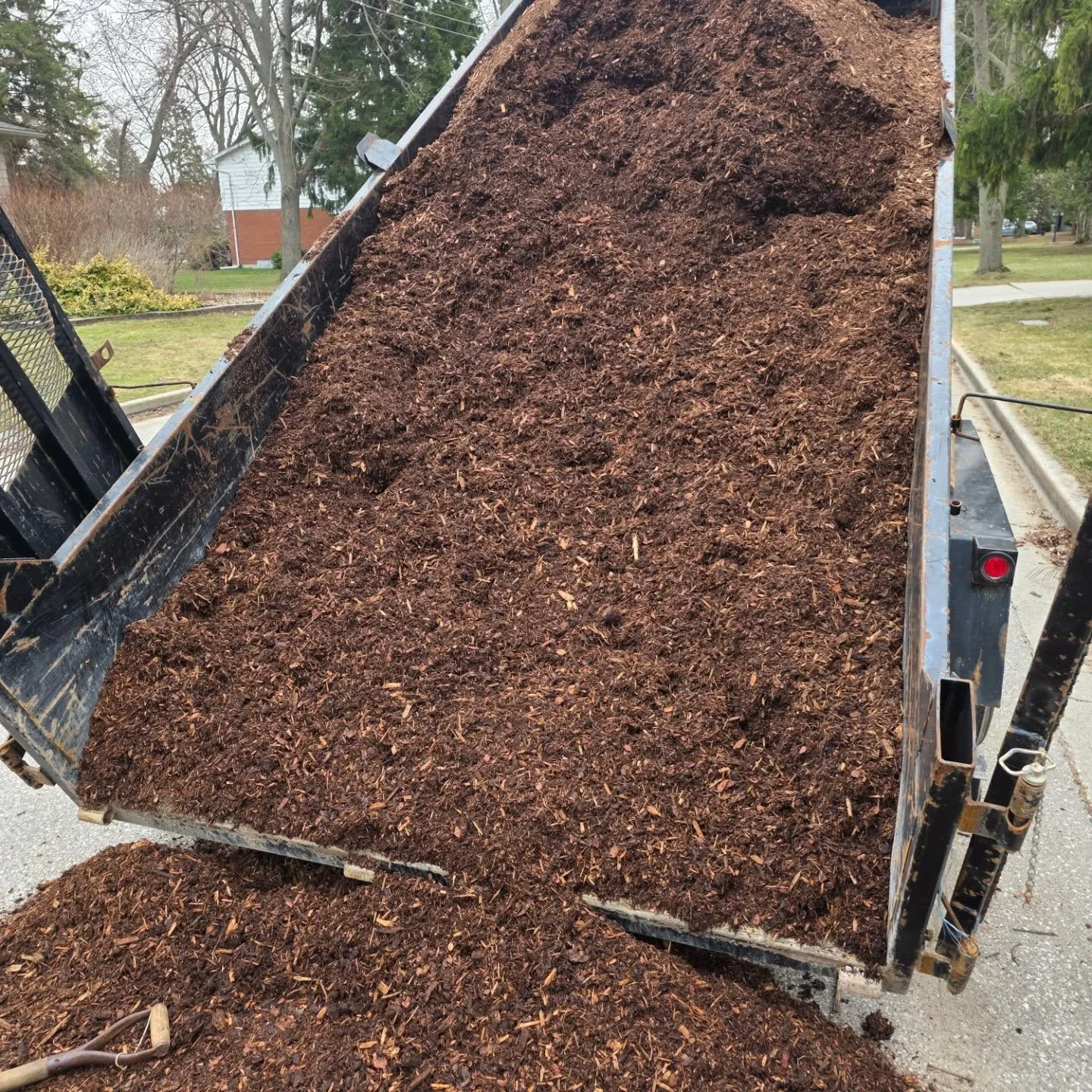 Hard to beat the smell of fresh pine. Beauty afternoon to to clean up some gardens, edge some gardens and start spreading some mulch. Back with another load of mulch to finish this one next week.  #pinemulch #gardencleanup #bededger