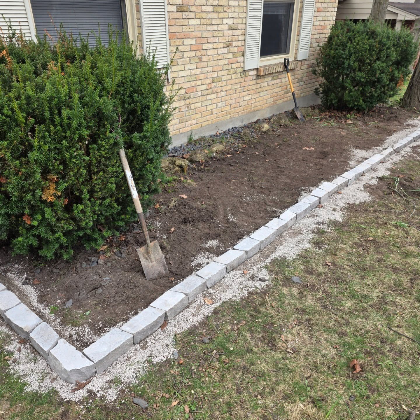 A little ledgerock going in and a start on a garden cleanup before the rain in byron. #ledgerock #gardeninstallation #gardencleanup  #byronontario #londonontario