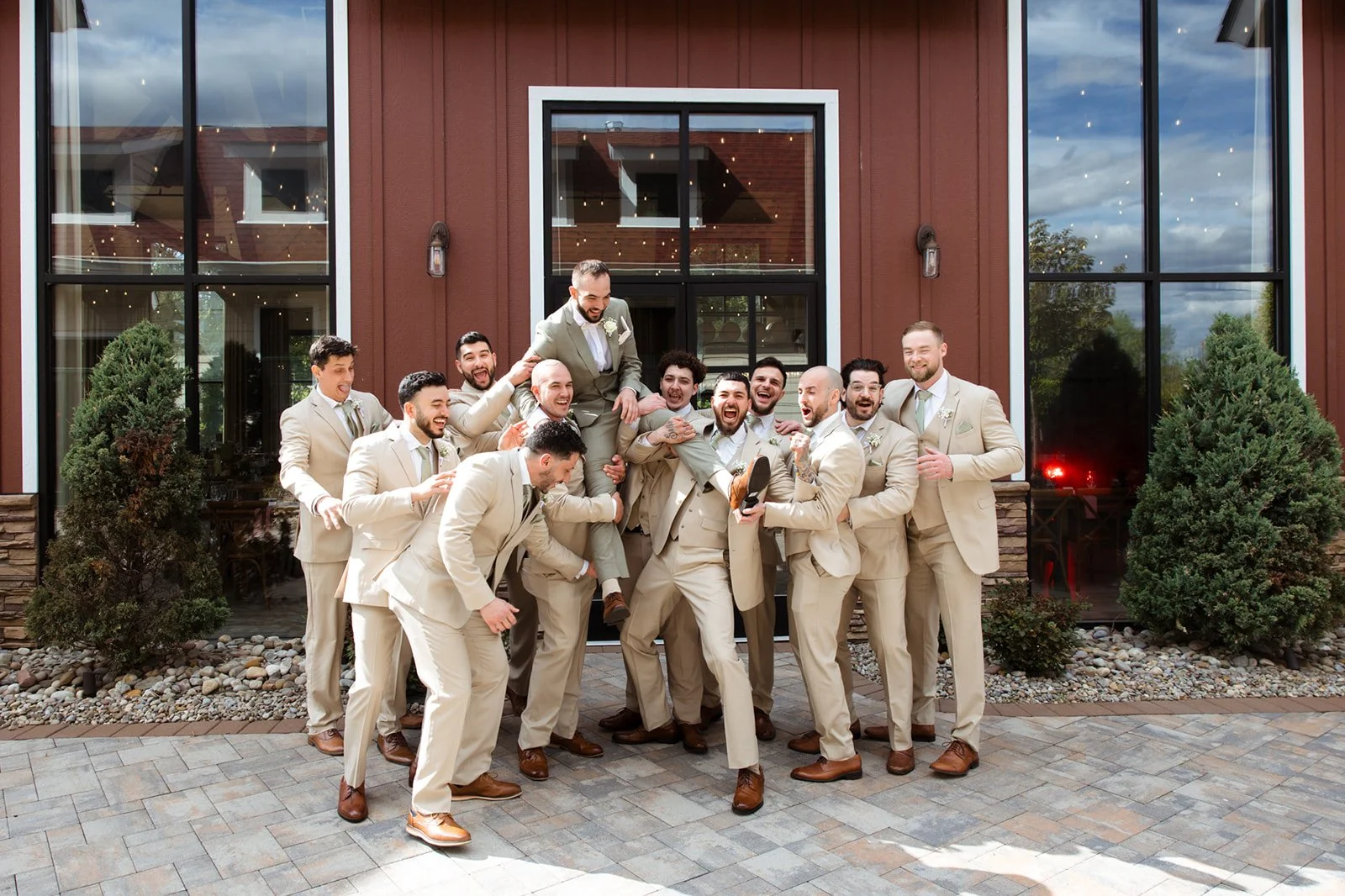 groomsmen-beige-suits-fun-wedding-party-photos