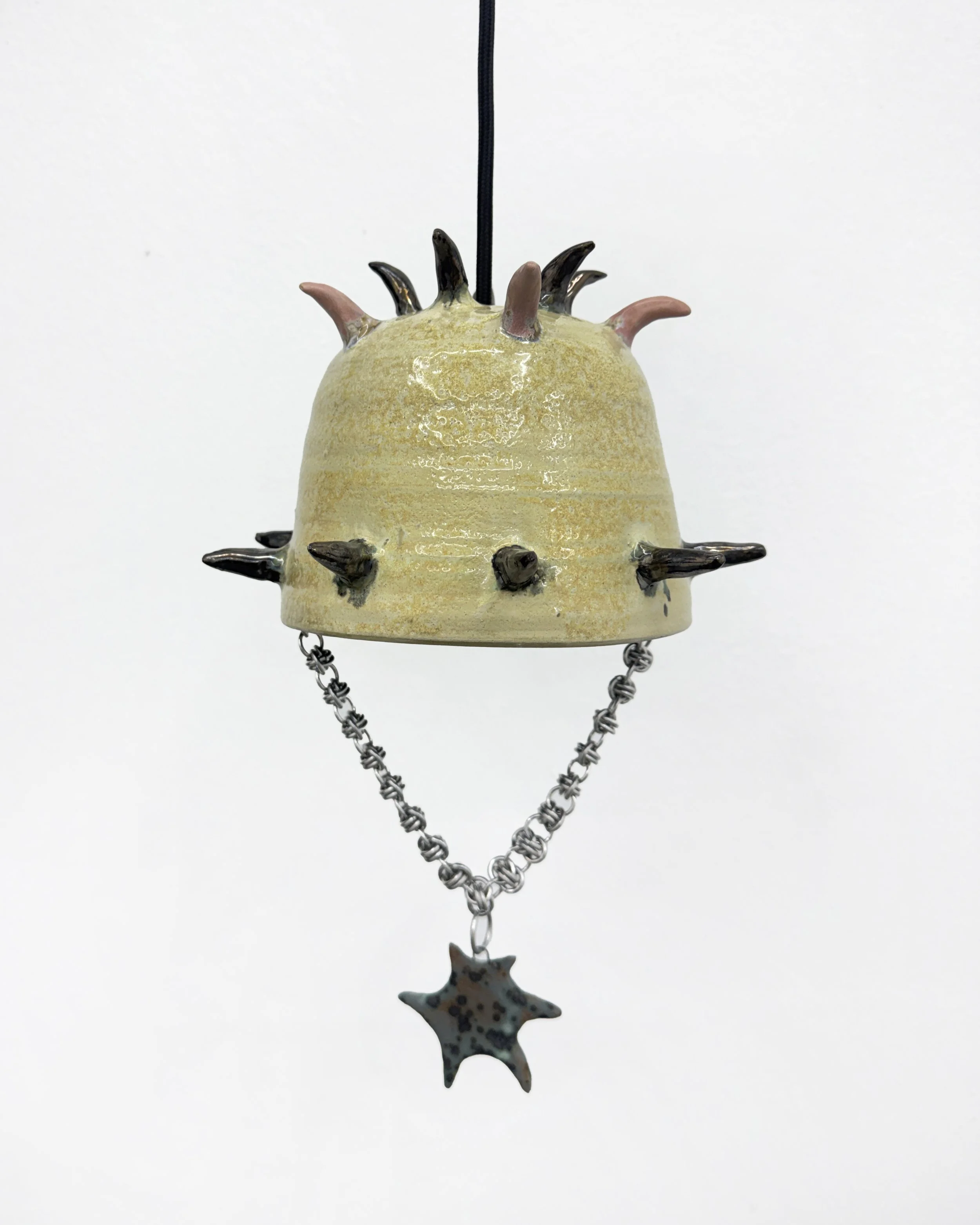  Protective Lamp , 2025
Stoneware, glaze, metal ring
11 x 7 7/8 x 7 7/8 in | 28 x 20 x 20 cm