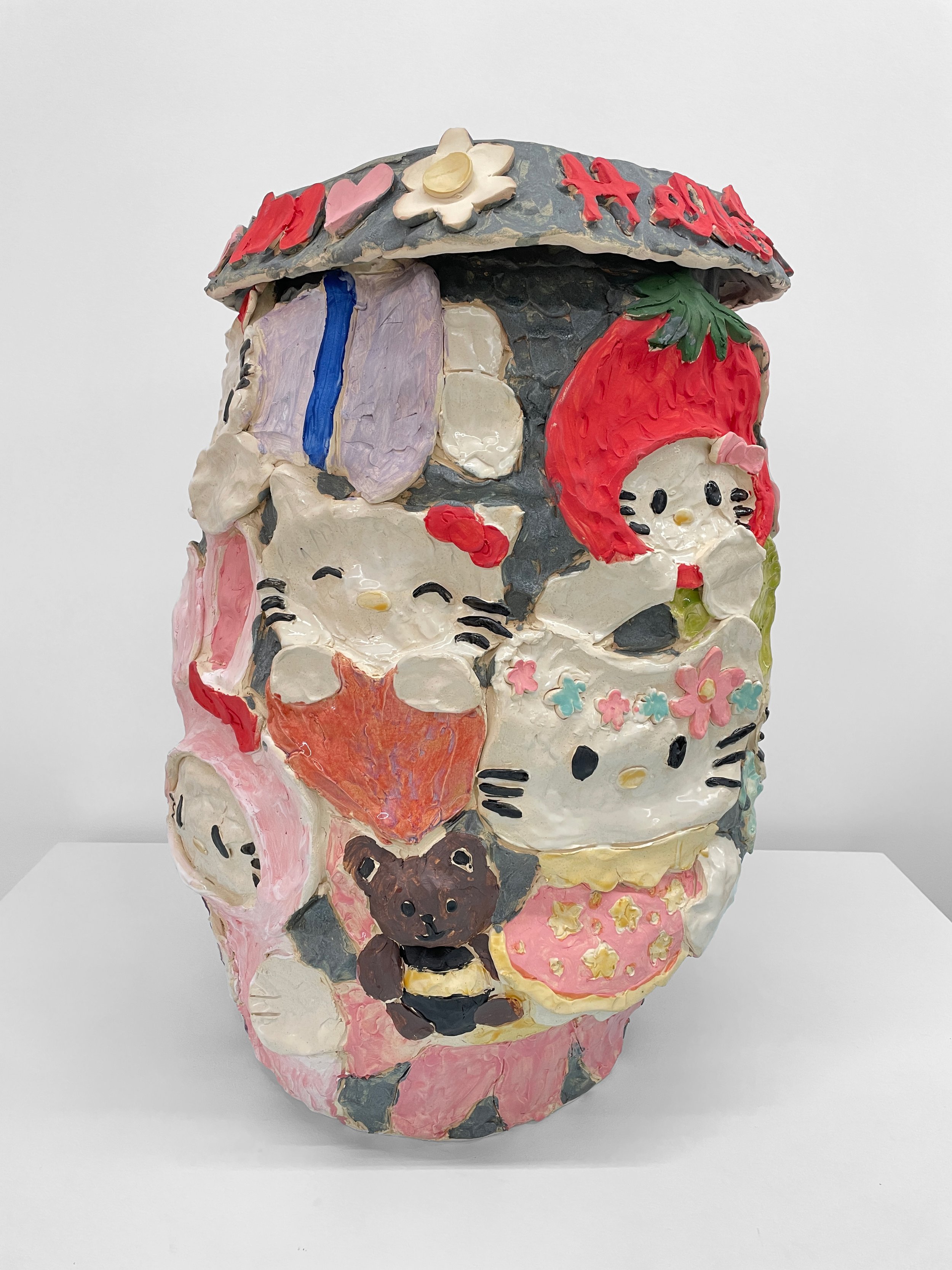  Hello Kitty Onggi , 2023
Stoneware, glaze, and underglaze
61 x 43 x 43 cm | 24 x 17 x 17 in