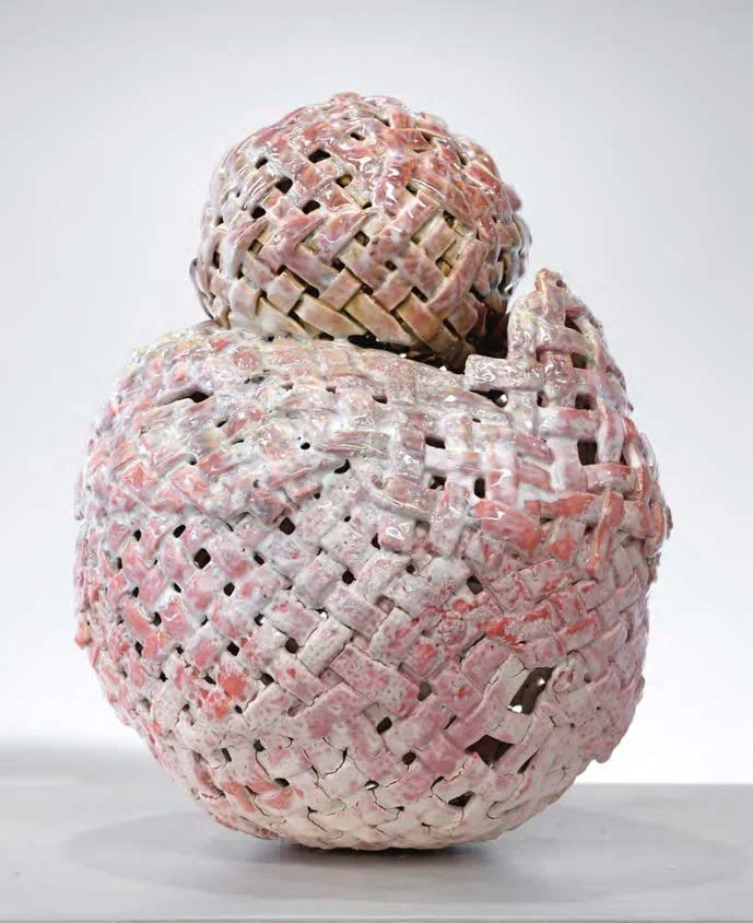  Soft Hearted , 2022
Glazed stoneware, sand, mother of pearl luster
35.5 x 28 x 28 cm | 14 x 11 x 11 in