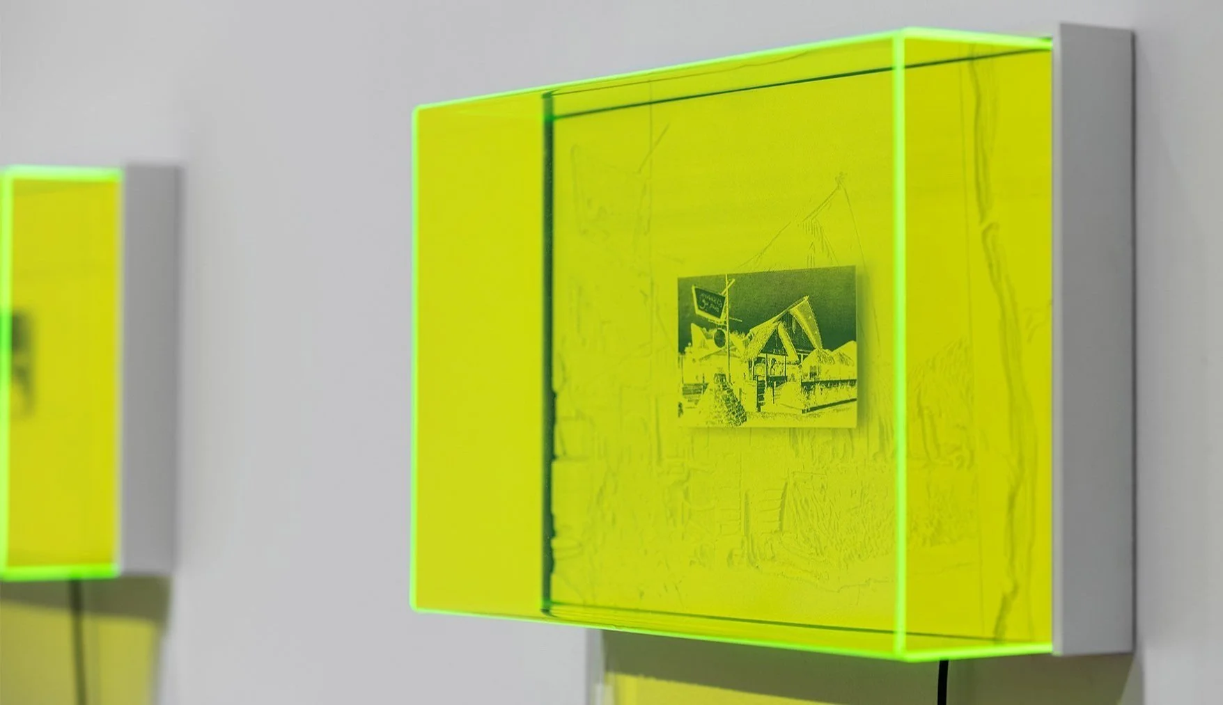 Repère encapsulé II (détails)
- sérigraphie sur papier Somerset montée sur matrice de bois gravé, coffret d'acrylique fluorescent et système audio. 