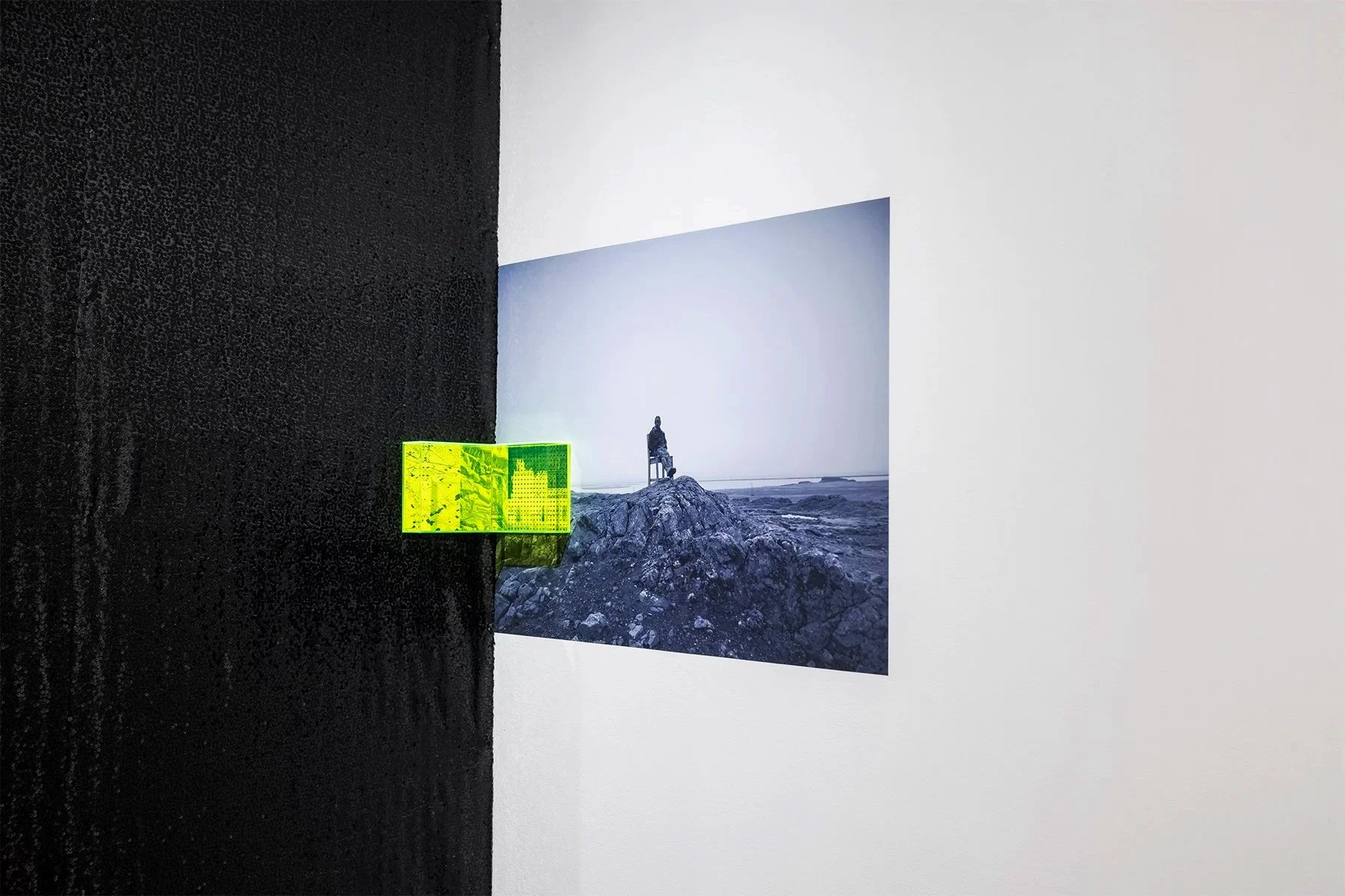 Trône
- estampe numérique sur vinyle autocollant, sérigraphie sur papier marouflé sur bois et coffret d'acrylique fluorescent. 