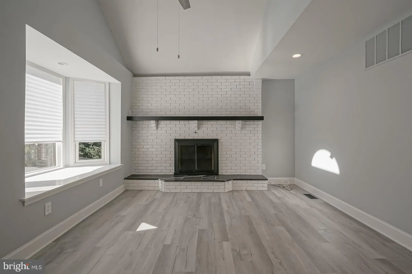AFTER LIVING ROOM