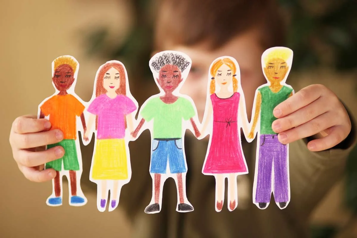 gemalte Menschenkette im Kunstkurs für Kinder