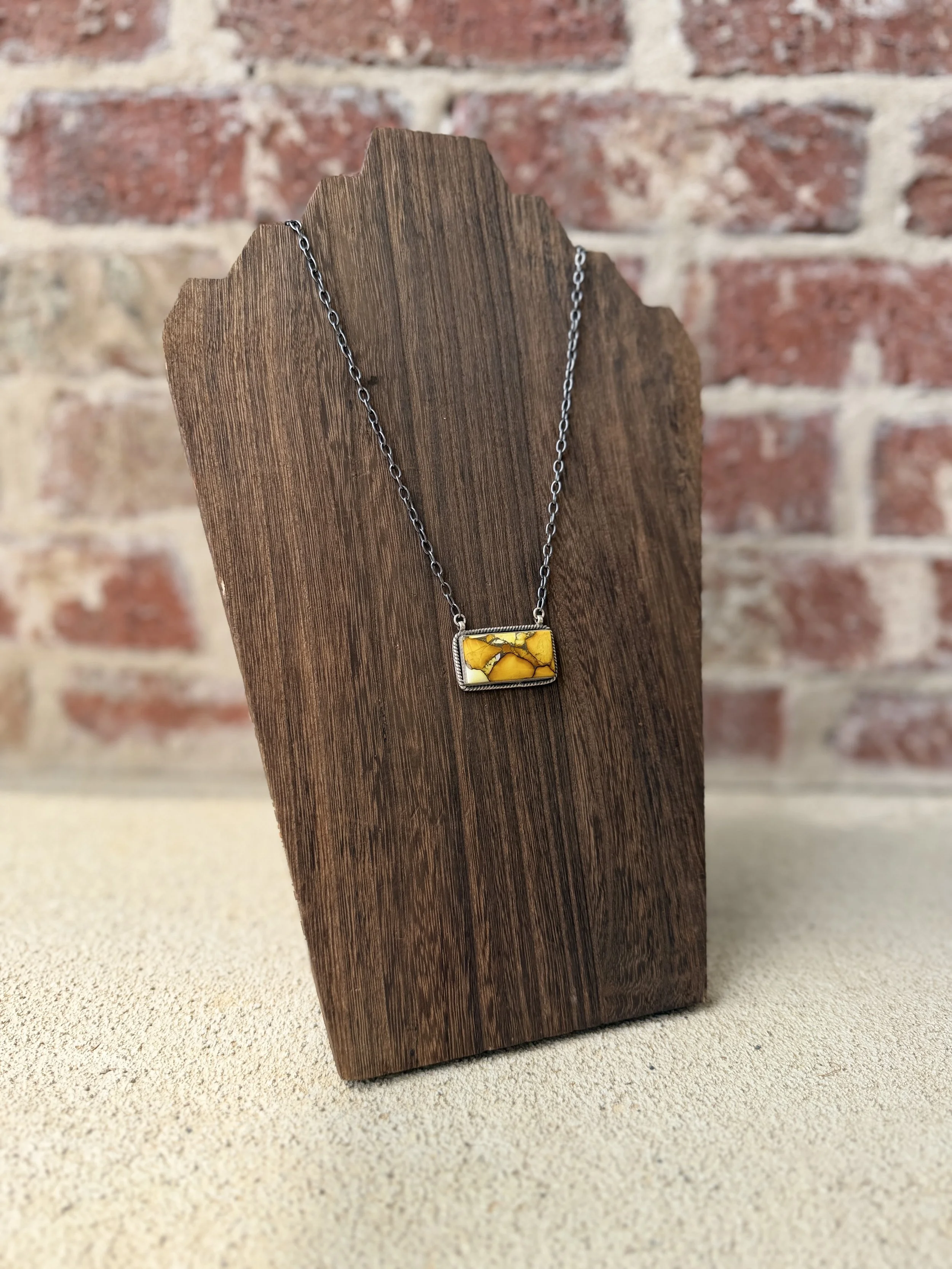 20" Honey Dahila Bar Necklace