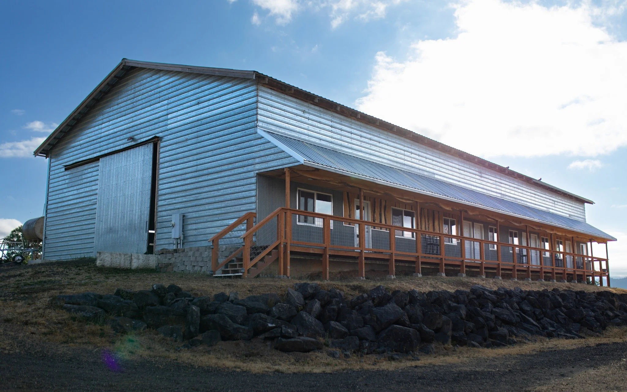 Welcome to the Bunkhouse at Broken Arrow Ranch 🌾✨
Our cozy studio stays are tucked right into the heart of the ranch, surrounded by rolling hills, oak trees, and the quiet of country life.

Would you spend your mornings on the porch with coffee&mdas