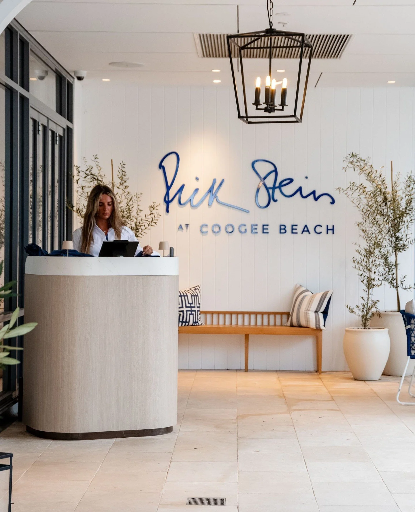 A warm welcome, a glass of bubbles, and the ocean just beyond. Evenings at Rick Stein at Coogee Beach start exactly as they should.⁠
⁠
#RickSteinAtCoogeeBeach #CoogeeBeach #SydneyDining #SeafoodDining #BubblesByTheSea