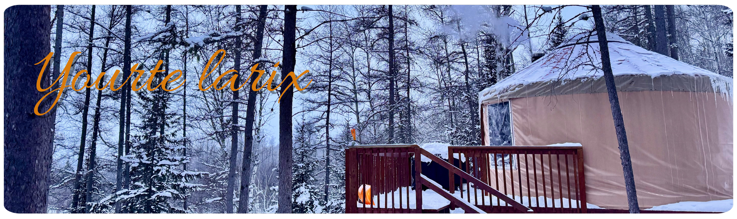 Une yourte en bois dans une forêt enneigée avec des arbres sans feuilles. Le texte "Yourte laux" est écrit en orange en diagonale sur l'image.