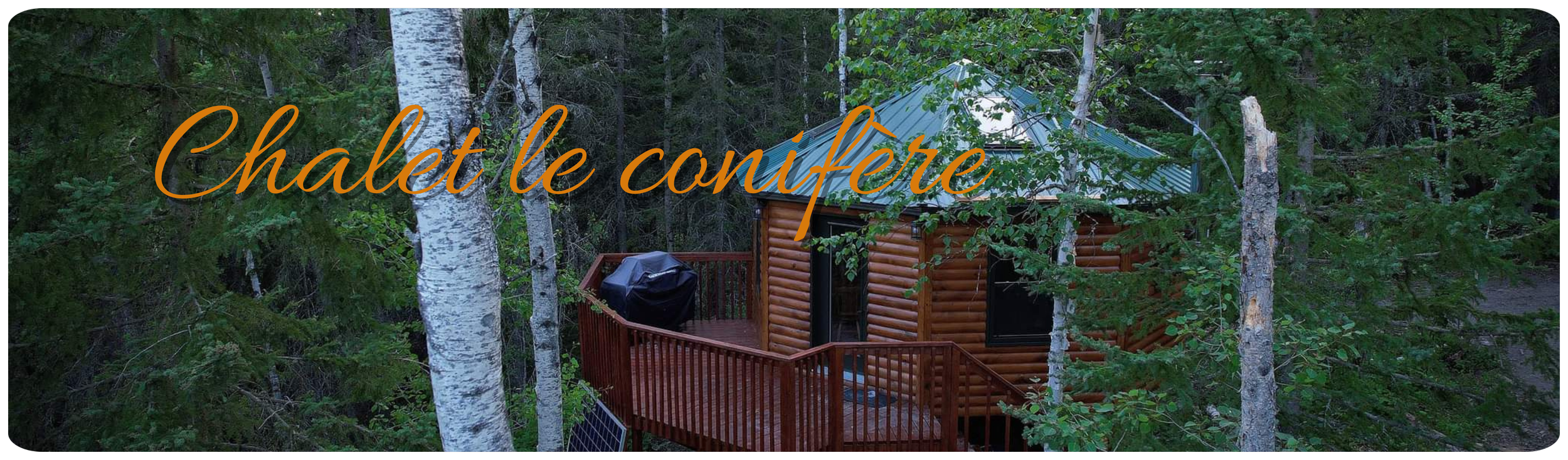 Une cabane en bois dans une forêt avec un terrasse en bois et un barbecue couvert. Le texte "Chalet le confère" en cursive orange est superposé.
