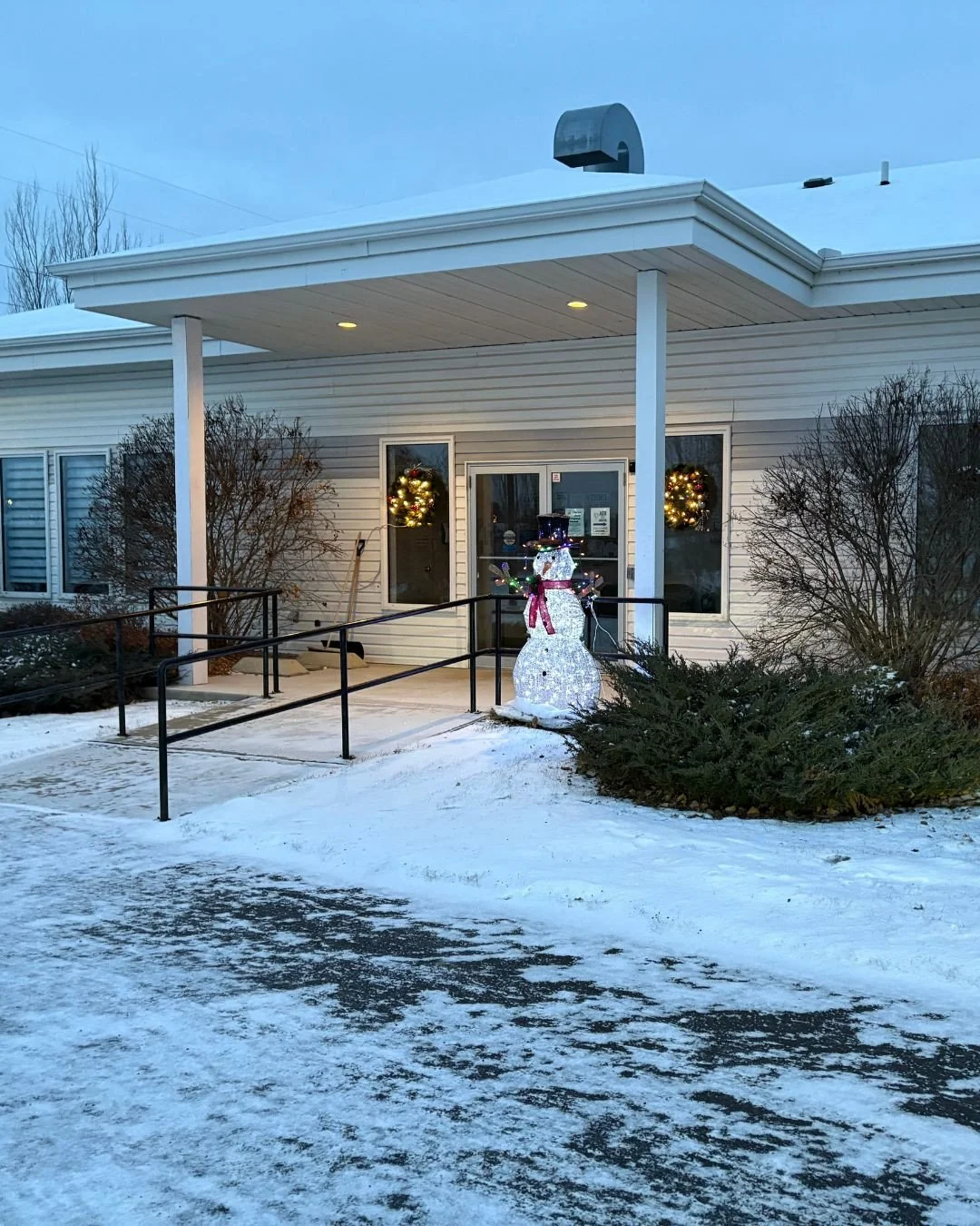 The Monterey Rec Center is ready for the holiday season✨ Nothing brings the community together quite like twinkling Christmas lights and a cozy holiday atmosphere.