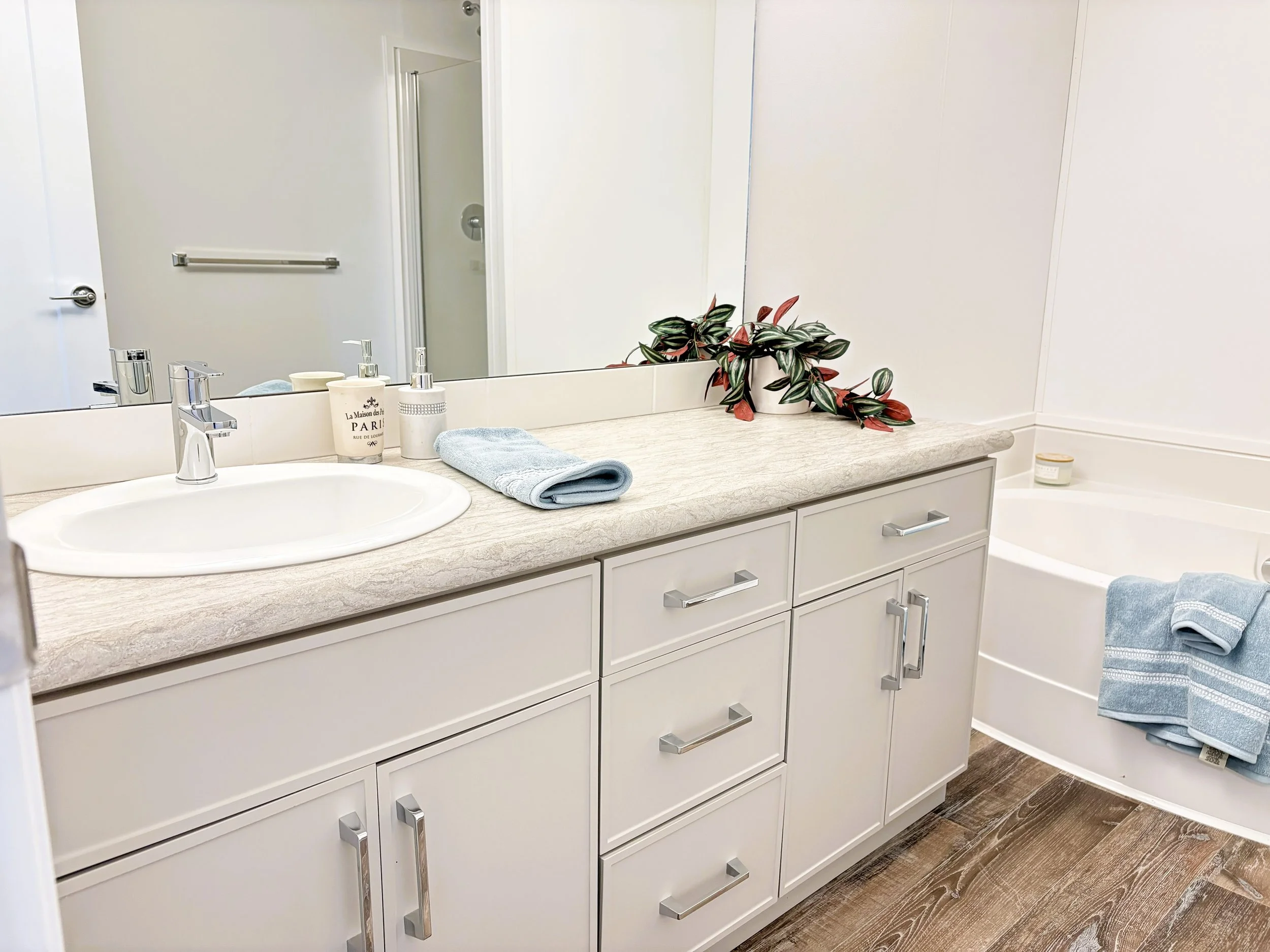 IMG_9594 ensuite vanity.jpg